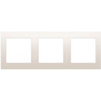 10136092 Рамка Q.3 Белый с эффектом бархата 3-постовая Berker фото