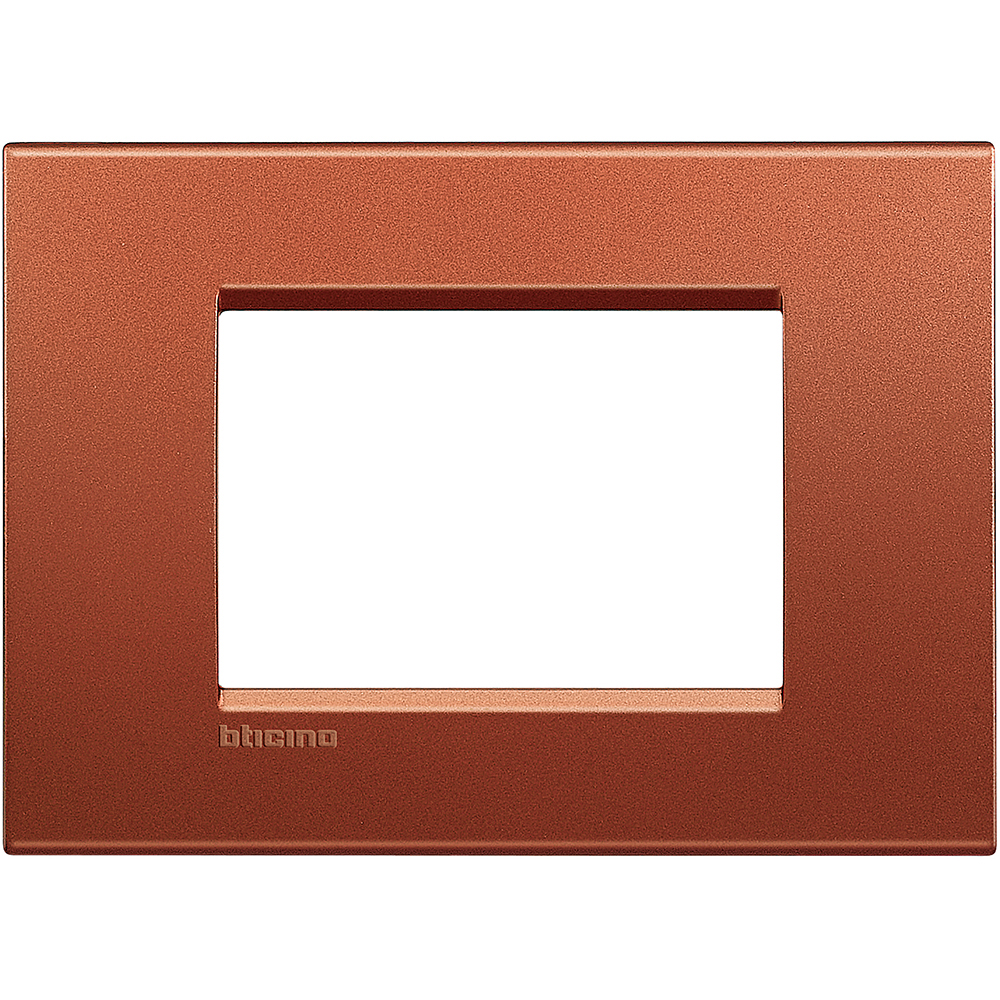

LNA4803RK Рамка LivingLight Квадрат Красный шелк 3 модуля Bticino, LivingLight Квадрат LNA4803RK