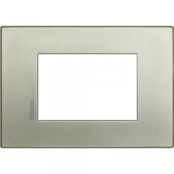 HW4803TIS Рамка 1 пост AIR, прямоугольная форма. МАТОВАЯ ПОВЕРХНОСТЬ. Цвет Матовый титан. Итальянский стандарт, 3 модуля. Bticino AXOLUTE фото