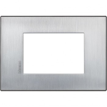 HW4803CRS Рамка 1 пост AIR, прямоугольная форма. МАТОВАЯ ПОВЕРХНОСТЬ. Цвет Матовый хром. Итальянский стандарт, 3 модуля. Bticino AXOLUTE фото